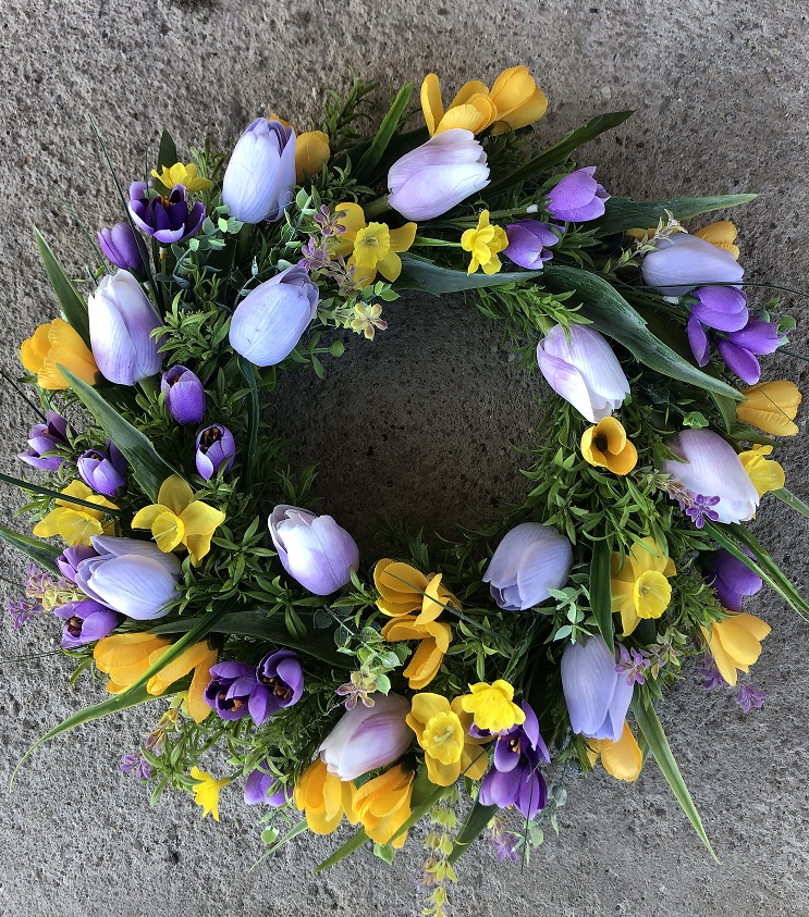 Barevný jarní věnec s tulipány a zelenými větvičkami